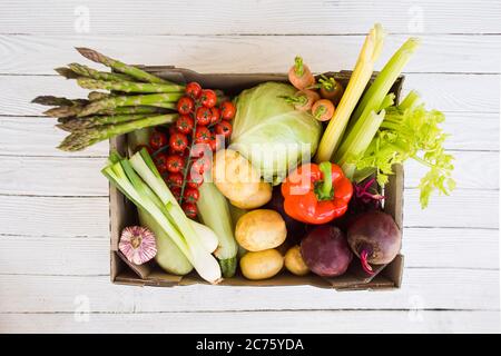 Uno stile di vita sano inizia dal mangiare più verdure Foto Stock