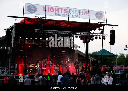 Sherman, TX / Stati Uniti - 3 luglio 2020: L'undicesima edizione di Lights on the Lake è ospitata al Pecan Grove Park il 3 luglio. Foto Stock