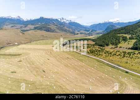 Vista aerea del campo di Hay raccolto con montagne sullo sfondo, Carretera Austral Route - Coyhaique, Aysén, Cile Foto Stock