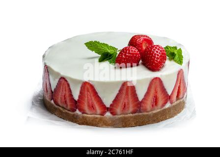 Cheesecake freddo con fragola isolata su bianco Foto Stock
