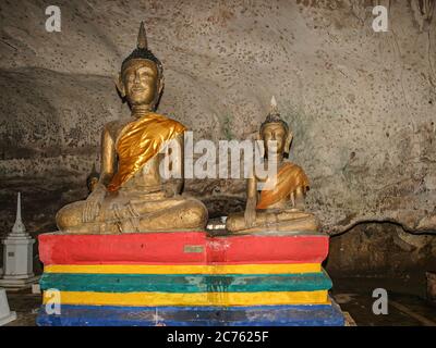 BUDDHA, Tempio di Suwan Kuha - CIRCA 2006. Tempio delle scimmie Phang Nga - il tempio Suwan Kuha o Wat Tam (tempio delle caverne) Foto Stock