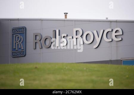 Inchinnan, Scozia, Regno Unito. 14 luglio 2020. Nella foto: La fabbrica Rolls Royce situata nella parte nord dell'aeroporto di Glasgow taglierà 700 posti di lavoro, più della metà dei 1,300 dipendenti, accusare la crisi globale dovuta alla crisi del coronavirus (COVID19). Rolls Royce, che fornisce motori per aeromobili, sta tagliando il personale, poiché le compagnie aeree devono terra una porzione enorme della loro flotta di aeromobili e tagliare o annullare nuovi ordini di aeromobili, ha causato un enorme impatto sul settore dell'aviazione globale. Credit: Colin Fisher/Alamy Live News Foto Stock