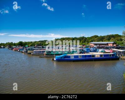 Barche a chiocchette ormeggiate presso i pontoni di Scarisbrick Marina sul canale Leeds Liverpool nel Lancashire nel Regno Unito. Una giornata di sole. Foto Stock