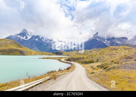 Strada Y-150 e Lago Pehoe - Parco Nazionale Torres del Paine Foto Stock