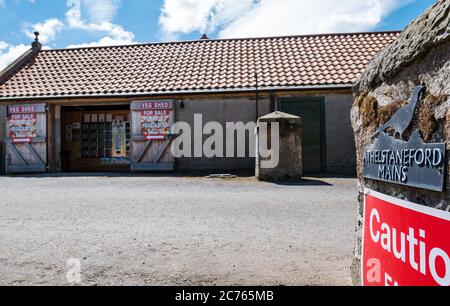 Negozio di fattorie Quirky distributore automatico outlet per verdure, uova e patate Maris Piper, The Veg Shed, Athelstaneford Mains, East Lothian, Scozia, Regno Unito Foto Stock