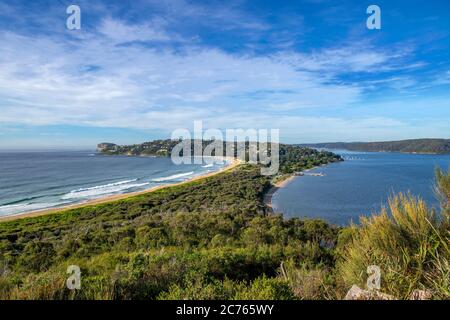 Barrenjoey peninsulare dal faro Palm Beach sulla sinistra Pittwater sulla destra Sydney NSW Australia Foto Stock