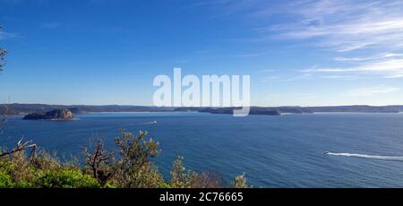 Vista panoramica a nord dal faro di Barrenjoey Lion Island Box Head Killcare Heights Sydney NSW Australia Foto Stock