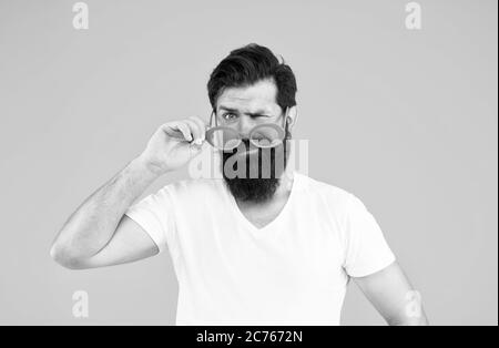 Salute degli occhi. Occhiali da sole alla moda. Vacanze estive. Concetto di protezione ai raggi ultravioletti. Modello di occhiali da uomo. Bel ragazzo indossare occhiali da sole. Hippster bearded uomo in occhiali da sole alla moda. Visione perfetta. Foto Stock
