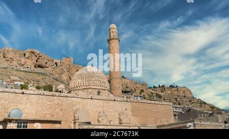 Mardin, Turchia - Gennaio 2020: Ulu Cami, conosciuta anche come Grande moschea di Mardin con minareto singolo nel paesaggio urbano di Mardin Foto Stock