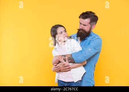 Relazioni familiari. Capacità di comunicazione. Forte amicizia. Padre e figlia insieme. Bambini e padre migliori amici. Genitorialità e infanzia. Concetto di giorno dei padri. Bel padre e carino bambino. Foto Stock