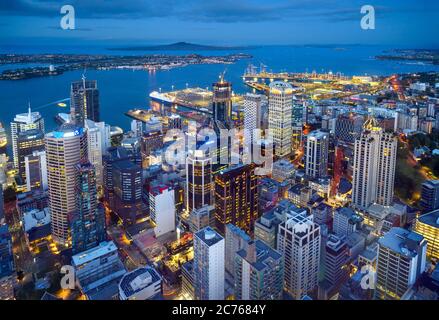 Vista sul quartiere finanziario centrale di notte dalla piattaforma di osservazione della Sky Tower, Auckland, Nuova Zelanda Foto Stock