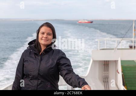 Donna in traghetto che attraversa lo stretto di Magellan - Tierra del Fuego - Cile Foto Stock