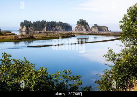 WA17474-00....WASHINGTON - il fiume Quillayute si svuota nell'Oceano Pacifico a James Island. Tutto fa parte della riserva indiana di Quillayute. Foto Stock