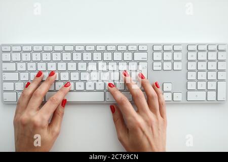 Semplice scrivania bianca in ufficio Foto Stock