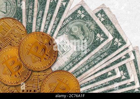 1 dollaro USA e monete d'oro. Concetto di investimento in criptovaluta. Crypto mining o transazioni commerciali Foto Stock