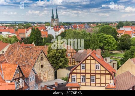 Città con vecchie case della città storica di Quedlinburg, Germania Foto Stock