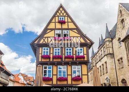 Facciata di una casa storica con fiori a Quedlinburg, Germania Foto Stock