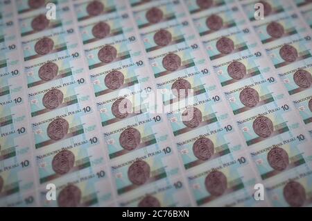 10 bollette polacche stampate su trasportatori di produzione di denaro illegale. Collage di molte fatture false. Concetto di lavoro di massa contraffattori Foto Stock