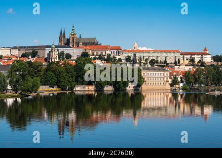 Castello di Praga, quartiere Hradcany, Cattedrale di San Vito e Città minore sul fiume Moldava in estate Foto Stock