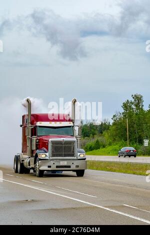 Fumo di scarico eccessivo proveniente dal veicolo a cinghia, Alberta, Canada Foto Stock