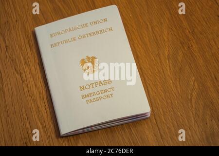 Passaporto europeo di emergenza della Repubblica d'Austria - documento di viaggio color crema dell'UE o dell'Unione europea Foto Stock