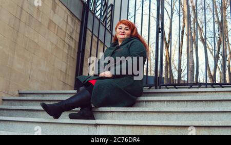 Ritratto di una bella donna sorridente con capelli rossi. Foto Stock