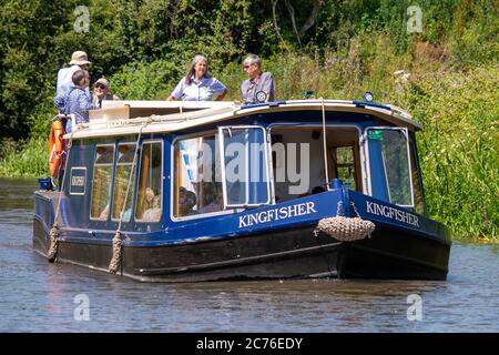La barca Kingfisher Pleasure sul Chichester Ship Canal, West Sussex, Inghilterra, Regno Unito. Foto Stock