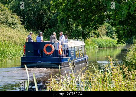 La barca Kingfisher Pleasure sul Chichester Ship Canal, West Sussex, Inghilterra, Regno Unito. Foto Stock