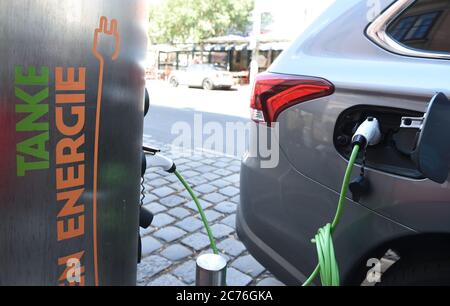 Vienna. 14 luglio 2020. La foto scattata il 14 luglio 2020 mostra un'auto elettrica che viene addebitata presso una stazione di ricarica pubblica a Vienna, Austria. Secondo l'Associazione federale austriaca per la mobilità elettrica, alla fine di giugno 2020 erano state aggiunte in Austria 4805 e-Cars, il che significa che il 4.3% di tutte le nuove immatricolazioni nel 2020 sono auto elettriche. Credit: Guo Chen/Xinhua/Alamy Live News Foto Stock