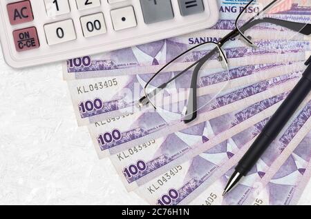 100 Philippine piso bollette fan e calcolatrice con occhiali e penna. Concetto di stagione di pagamento di imposta o di prestito di affari. Pianificazione finanziaria Foto Stock