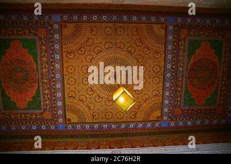 Soffitto colorato a Marrakech Foto Stock