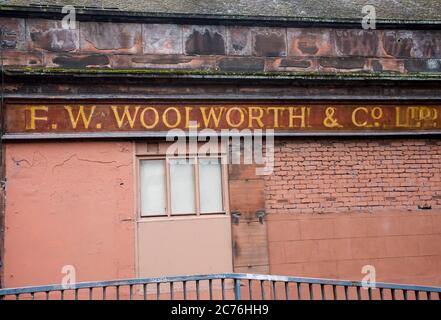 Faded Ghost Sign sull'ex edificio F W Woolworth a Glasgow, Scozia Foto Stock