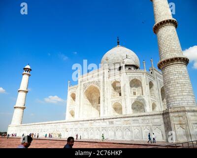 Taj Mahal ad Agra, Uttar Pradesh, India. Una delle nuove sette meraviglie del mondo e uno dei siti patrimonio mondiale dell'UNESCO più visitati dell'India. Foto Stock