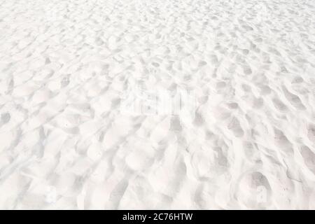 Perfetta spiaggia di sabbia bianca nel sole estivo per sfondo. Grana sabbia. Foto Stock