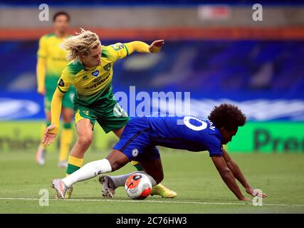 Todd Cantwell di Norwich City (a sinistra) e Willian di Chelsea combattono per la palla durante la partita della Premier League a Stamford Bridge, Londra. Foto Stock