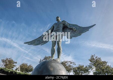 Scultura Monkton Icarus al Prestwick International Aerospace Park in avvicinamento all'aeroporto di Prestwick Ayrshire, Scozia Foto Stock