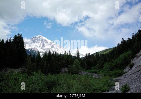 Monte Rainier tra le nuvole di Rampart Ridge, Washington state. Foto Stock