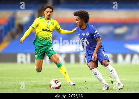 Jamal Lewis di Norwich City (a sinistra) e la battaglia di Chelsea per la palla durante la partita della Premier League a Stamford Bridge, Londra. Foto Stock