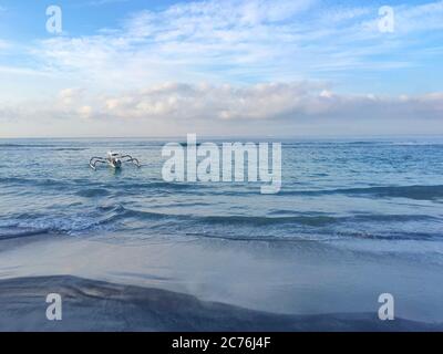 Tradizionale jukung barca in oceano, Bali, Indonesia Foto Stock