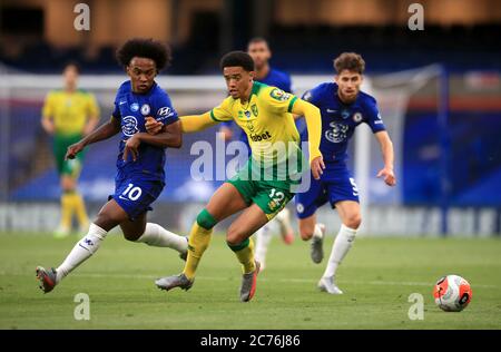 Willian di Chelsea (a sinistra) e Jamal Lewis di Norwich City combattono per la palla durante la partita della Premier League a Stamford Bridge, Londra. Foto Stock