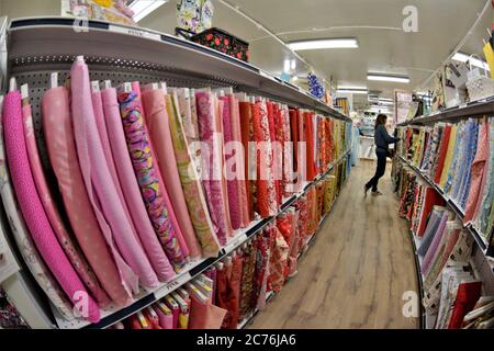 Donne che acquistano per la tappezzeria Foto Stock