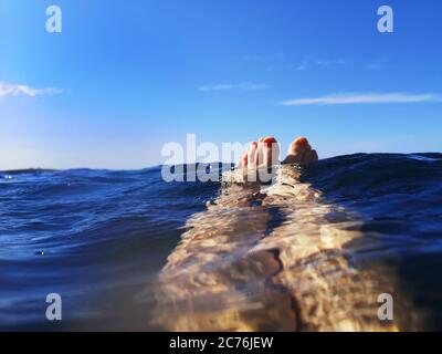 Gambe di donna in mare, Bugibba, Malta Foto Stock