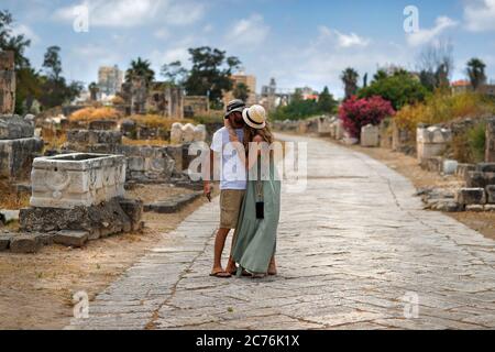 Giovane coppia felice Kissing in romantica vacanza estiva. Con piacere di trascorrere la luna di miele sulle rovine di Tiro in Libano. Godendo la vita. Foto Stock