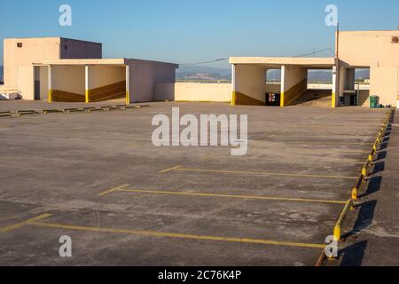 Parcheggio vuoto all'aperto su un'area parcheggio a più piani Foto Stock