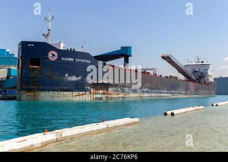 Nave grande portaerei di massa di Algoma Enterprise carico con sale alla miniera di sale di Goderich Sifto sul lago Huron Goderich Ontario Canada Foto Stock