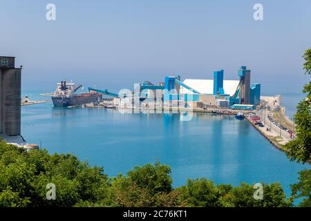 Miniera di sale di Goderich Caricamento DI una nave grande portaerei sfusi Algoma Enterprise Lake Huron Goderich Harbour Ontario Canada Foto Stock