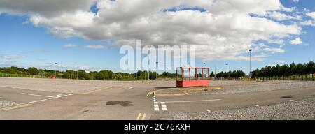 Cardiff, Galles - Luglio 2020: Parcheggio per lunghi soggiorni desertato all'aeroporto di Cardiff Wales. Se non fosse adatto al coronavirus, il parcheggio sarebbe pieno per l'estate Foto Stock