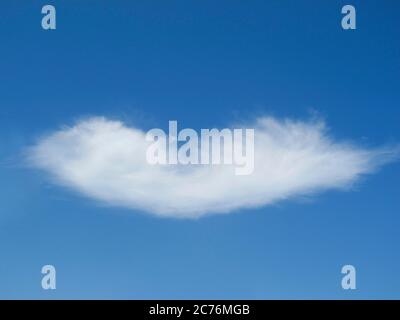 Nuvola a forma di cuore su cielo azzurro chiaro durante il giorno. Concetto di amore romantico Foto Stock