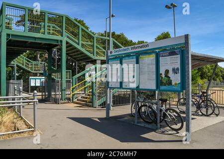 Llantwit Major, vale of Glamorgan, galles - Luglio 2018: Biciclette lasciate nel deposito biciclette all'ingresso della stazione ferroviaria principale di Llantwit nel Galles del Sud. Foto Stock