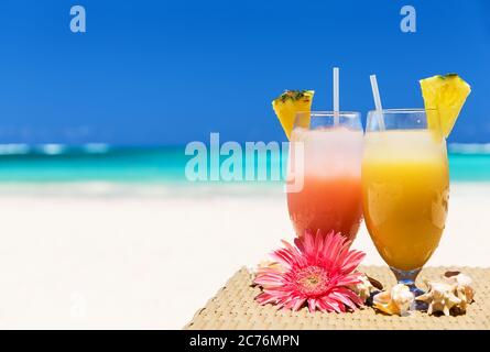 Due succhi tropicali freschi sulla spiaggia di sabbia bianca Foto Stock